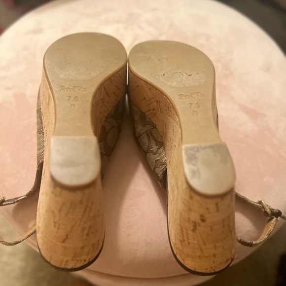 COACH Wedges shoes - withcork wedges / brown color with Monogram of Brand used - Picture 4 of 4